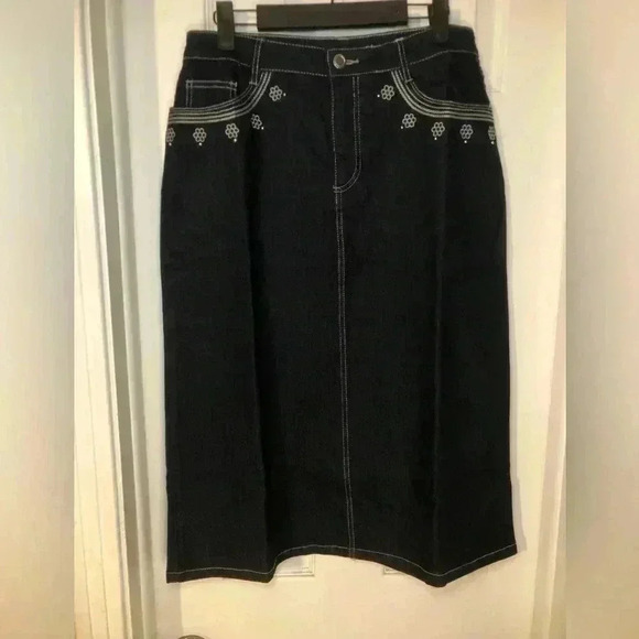 Women’s jean skirt with flower accents size 6P - Picture 5 of 13